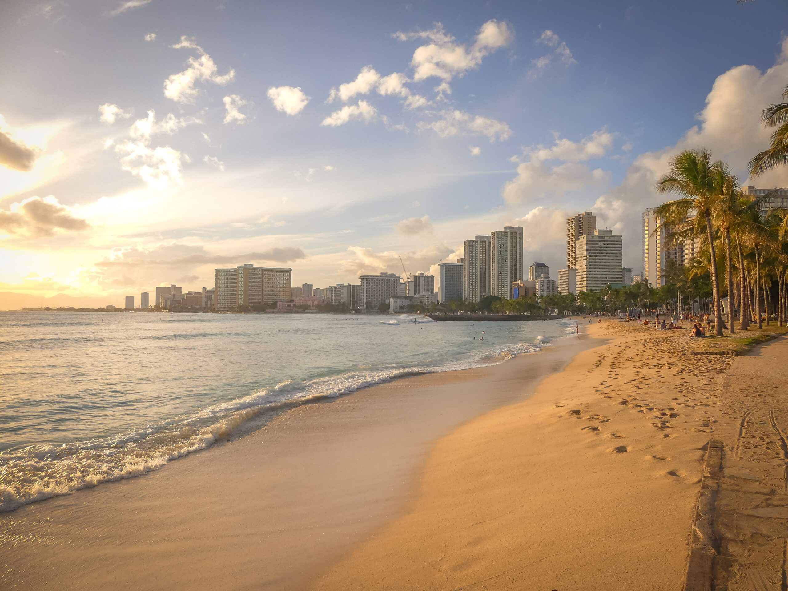 hawaii beachfront and skyline